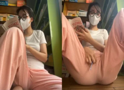 Người đẹp vừa đọc sách vừa dí sextoy vào lồn