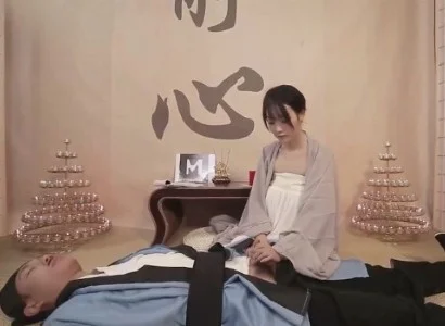 Người nữ tu lo lắng cho vị đạo sĩ bị thương