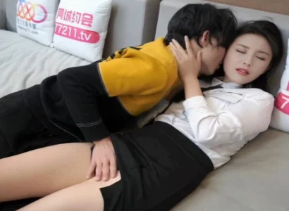 Cô gái làm thư ký lén chiều sếp để đổi lấy tiền