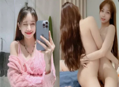 Lâm Thái Vy và cô bạn thân móc bím trong suốt buổi phát trực tiếp